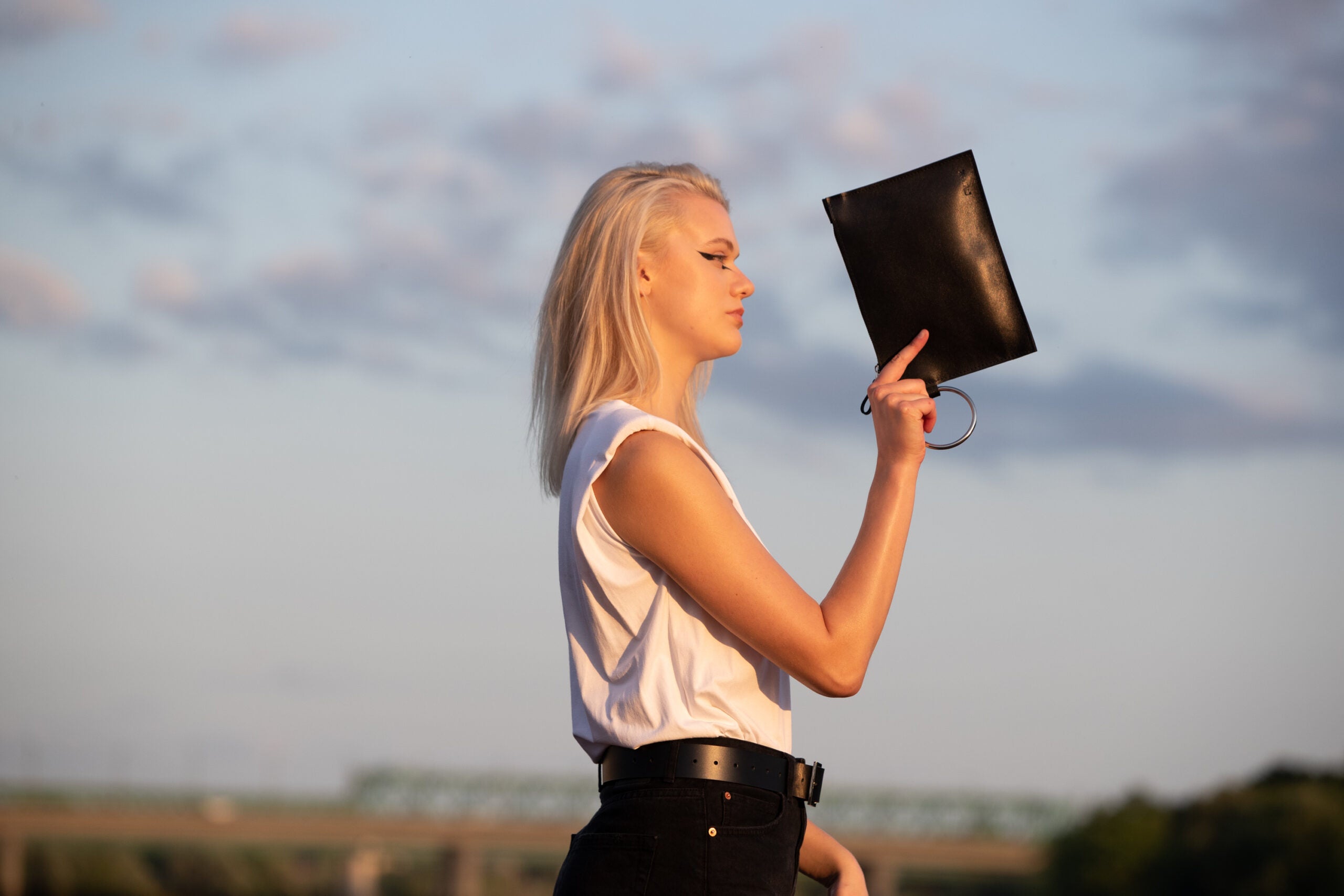 Clutch Nina With a Ring Handle
