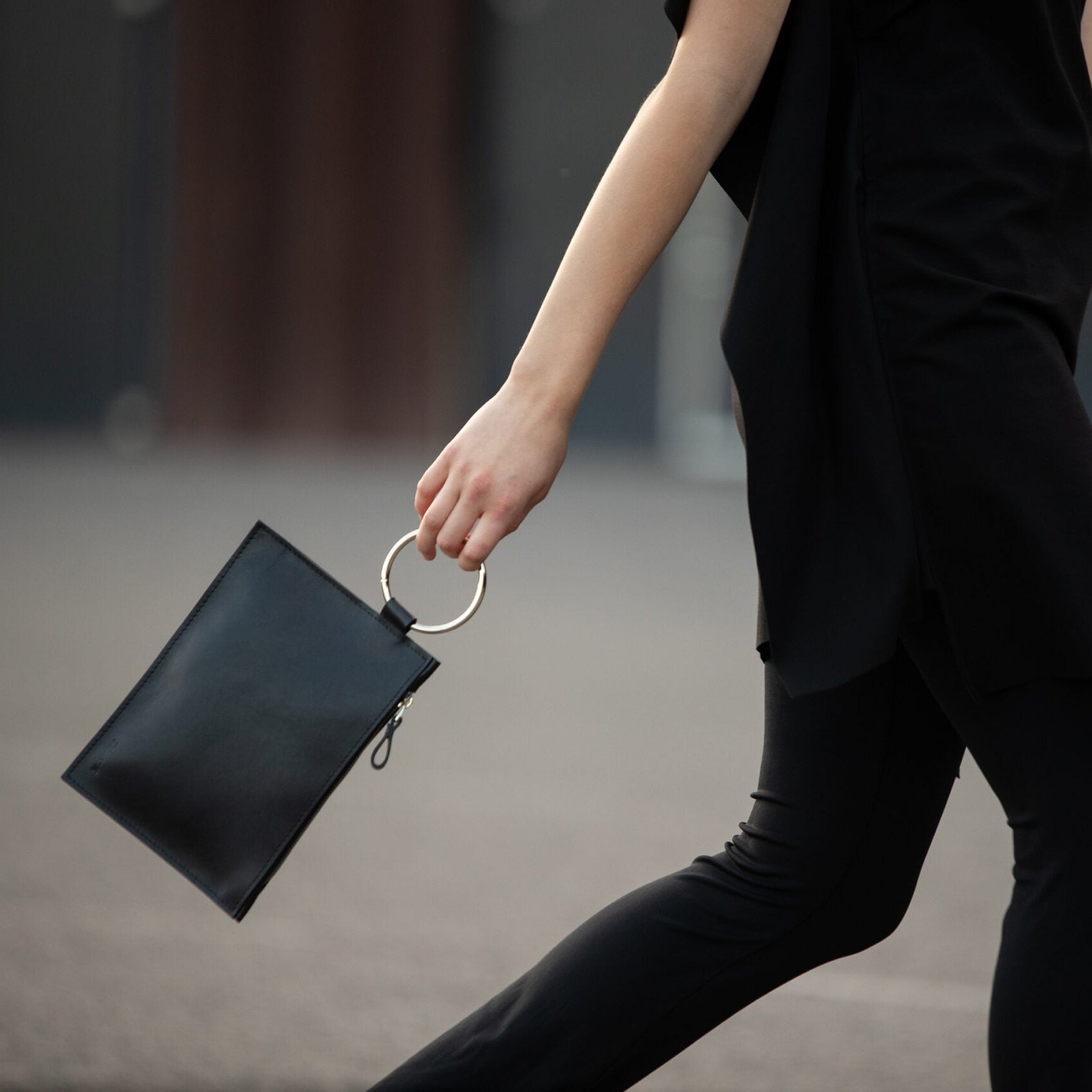 Clutch Nina With a Ring Handle